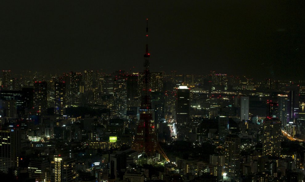 El centro de Tokio (Japón), durante el apagón por la Hora del Planeta.- Thomas Peter (REUTERS)