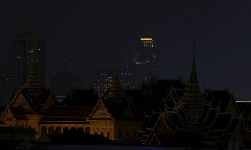 El Gran Palacio de Bangkok (Tailandia), antes del apagón por la Hora del Planeta.- Jorge Silva (REUTERS)