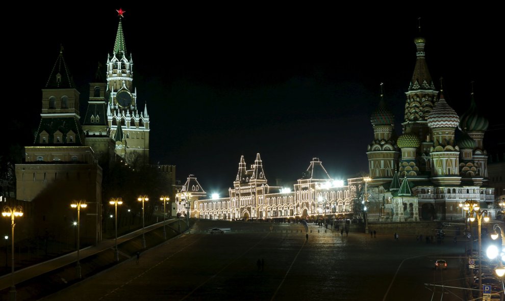 El Klemlin, el edificidio del GUM y la catedrán de San Basilio, en Moscú (Rusia), antes del apagón por la Hora del Planeta.- Maxim Zmeyev (MOSCÚ)