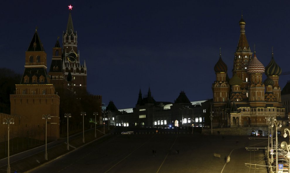 El Klemlin, el edificidio del GUM y la catedrán de San Basilio, en Moscú (Rusia), durante el apagón por la Hora del Planeta.- Maxim Zmeyev (MOSCÚ)
