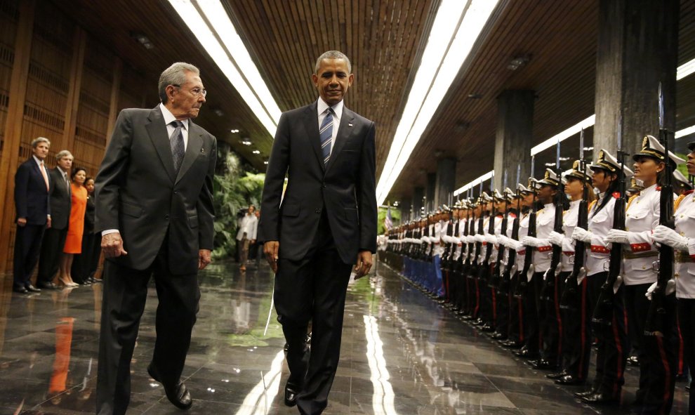 Encuentro histórico en Cuba. El presidente cubano, Raúl Castro, con su homólogo estadounidense, Barack Obama. - REUTERS