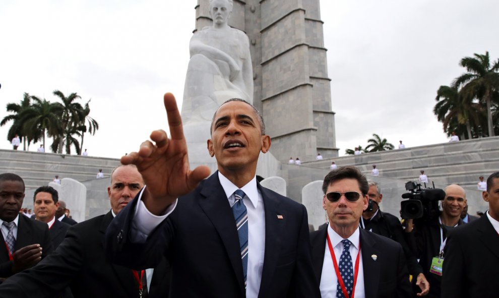 El presidente de Estados Unidos Barack Obama durante la ofrenda floral ante el monumento del prócer cubano José Martí hoy, lunes 21 de marzo de 2016, en la Plaza de la Revolución en La Habana (Cuba). EFE/ALEJANDRO ERNESTO