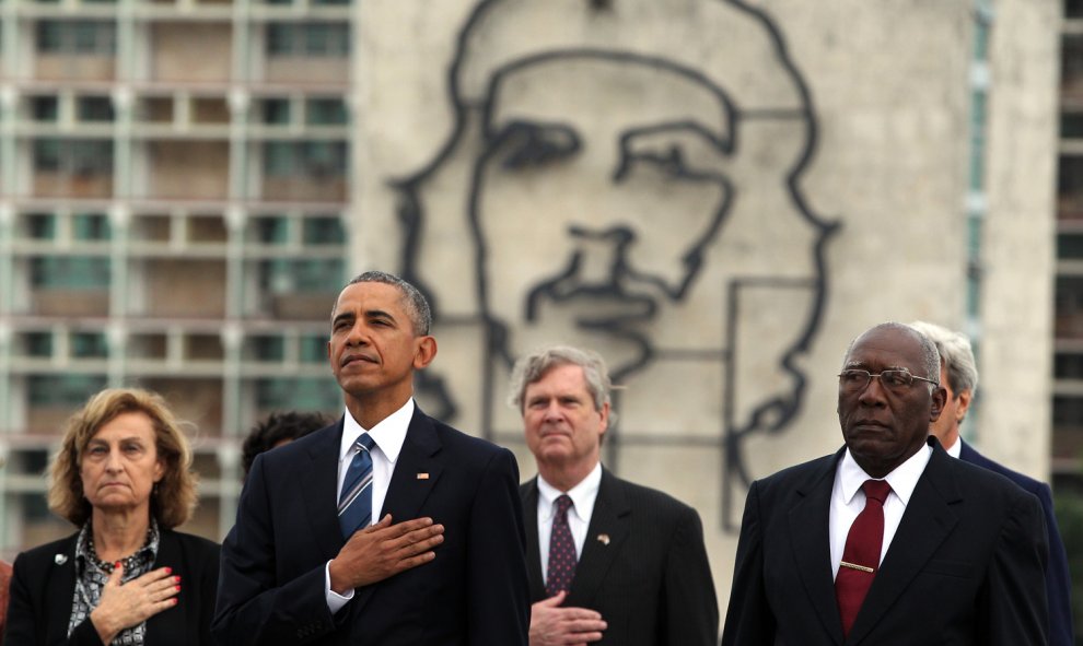 El presidente de Estados Unidos Barack Obama durante la colocación de la ofrenda floral ante el monumento del prócer cubano José Martí hoy, lunes 21 de marzo de 2016, en la Plaza de la Revolución en La Habana (Cuba). EFE/ALEJANDRO ERNESTO