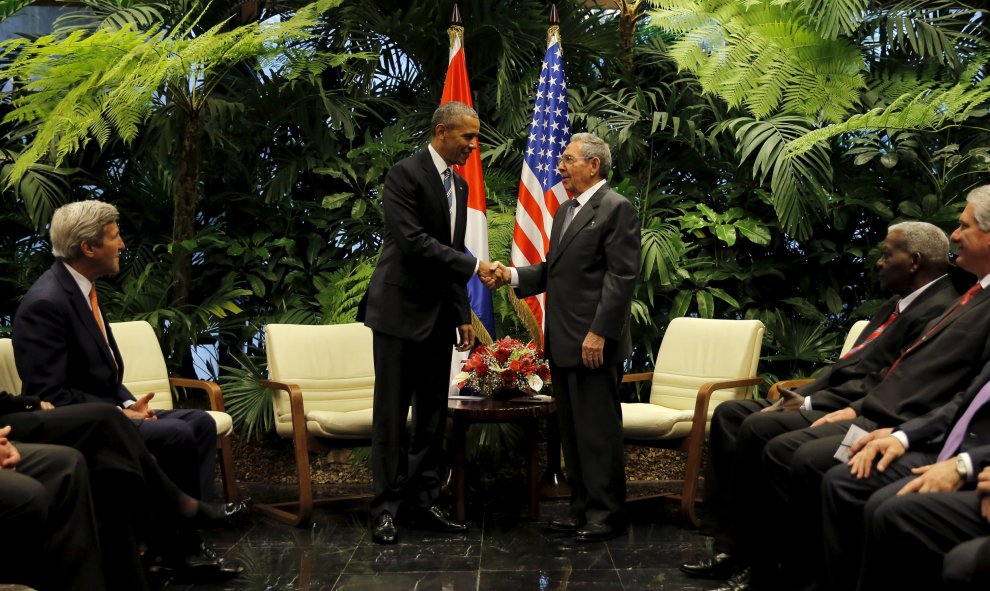 El Presidente de EE.UU. Barack Obama y el presidente de Cuba, Raúl Castro estrechan sus manos durante su primer encuentro en el segundo día de la visita de Obama a Cuba, en La Habana.- REUTERS / Carlos Barria
