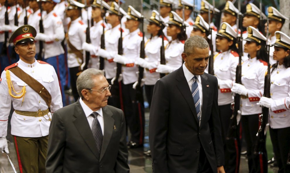 El presidente cubano, Raúl Castro (2ª I) y Presidente EE.UU. Barack Obama de la revisión (D) pasan revista a los soldados cubanos durante una ceremonia de bienvenida a Obama en el 'Palacio de la Revolución' en La Habana. REUTERS / Jonathan Ernst