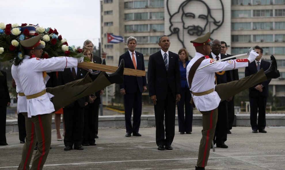 El presidente estadounidense, Barack Obama (C), y el secretario de Estado John Kerry, en pie cerca de una imagen del héroe revolucionario Camilo Cienfuegos (fondo), en La Habana, Cuba 21 de marzo de 2016. REUTERS / Ivan Alvarado