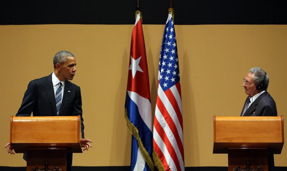 El presidente de Cuba Raúl Castro (d) y el presidente de Estados Unidos Barack Obama (d) participan hoy, lunes 21 de marzo de 2016, de una rueda de prensa en el Palacio de la Revolución en La Habana (Cuba). EFE/ALEJANDRO ERNESTO