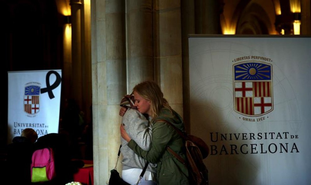 Dos estudiantes se abrazan después de firmar juntas el libro de condolencias en la sede histórica de la Universidad de Barcelona ( UB ) en memoria de las víctimas del accidente de bus, en Barcelona. EFE