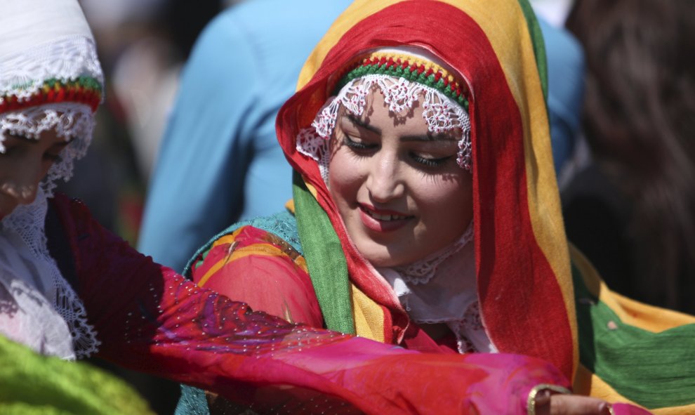Una mujer con un vestido tradicional , baila durante una reunión para celebrar la fiesta de la primavera de Newroz en la ciudad kurda de Siria al noreste de Qamishli. REUTERS