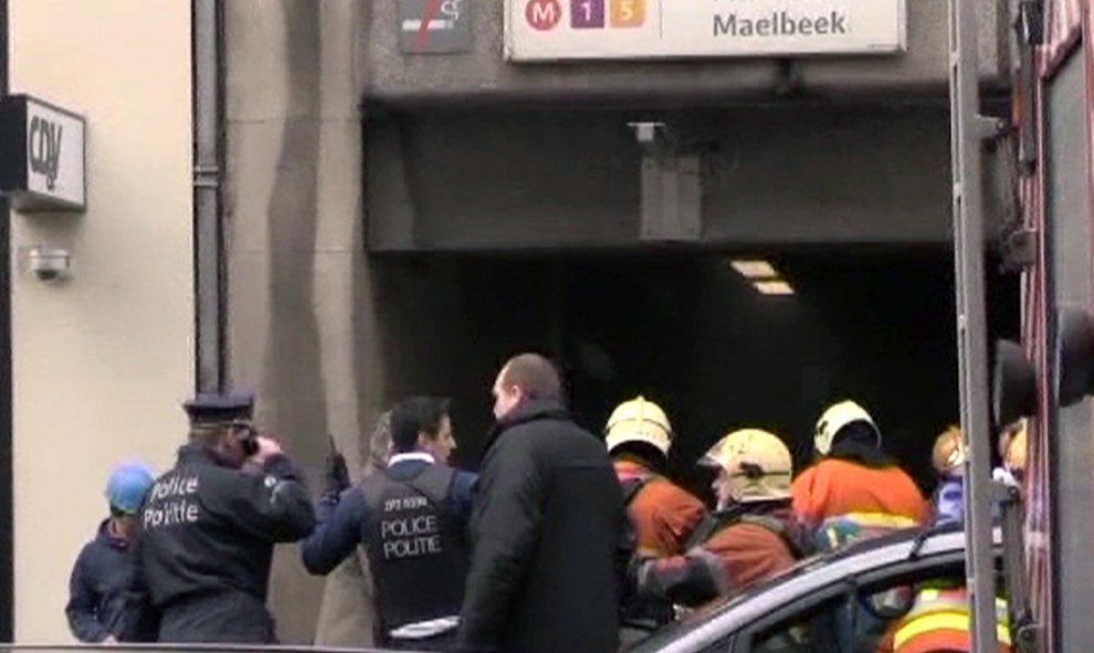 Agentes de Policía y de bomberos en el lugar de la explosión en la estación de metro de Malbeek.- EFE