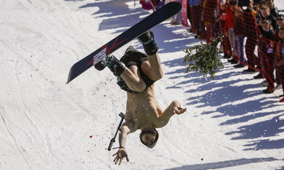 Un participante realiza un salto durante un concurso en la estación de esquí de Chimbulak, Kazajistán. REUTERS/Shamil Zhumatov