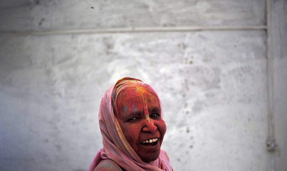 Una viuda pintada con colores participa en las celebraciones de Holi en el estado norteño de Uttar Pradesh, REUTERS/Anindito Mukherjee