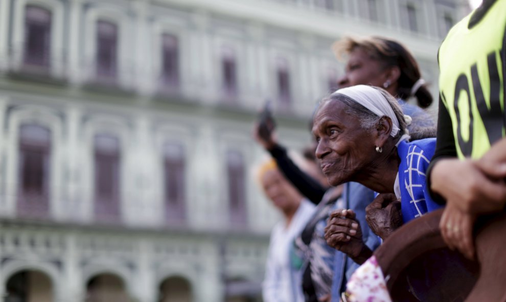 Una mujer espera la llegada del presidente EE.UU., Barack Obama, en La Habana. REUTERS/Ueslei Marcelino