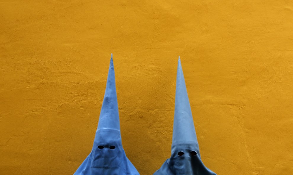 Penitentes durante la Semana Santa en Sevilla, España. REUTERS/Marcelo del Pozo