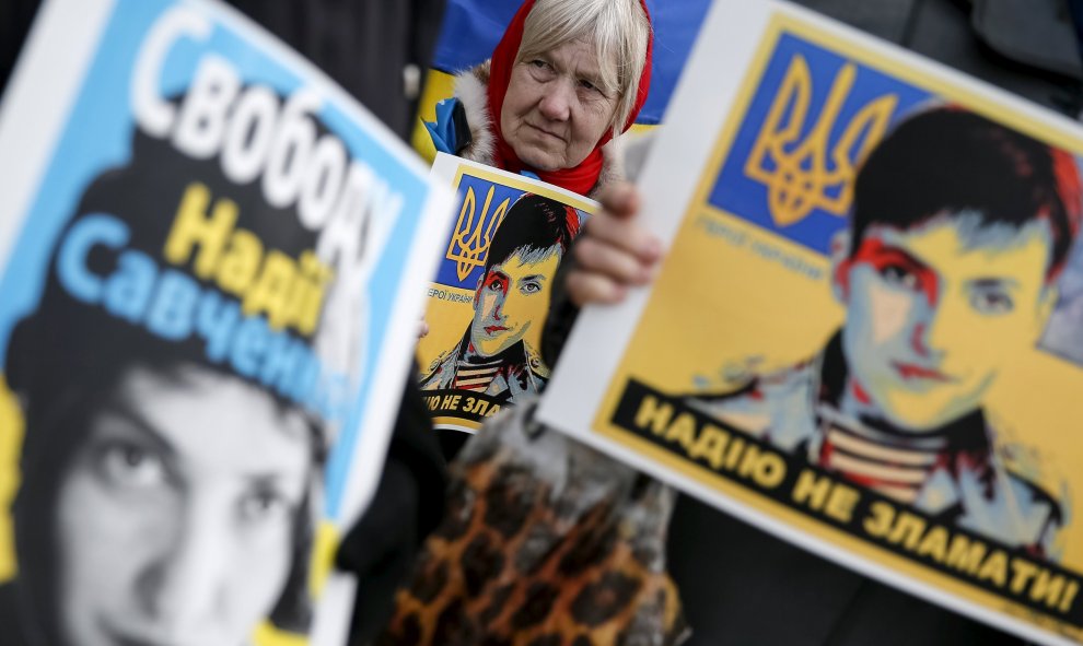 Una mujer participa en una protesta frente a la embajada rusa para exigir la liberación del piloto del ejército de Ucrania por Rusia, en Kiev. REUTERS/Gleb Garanich