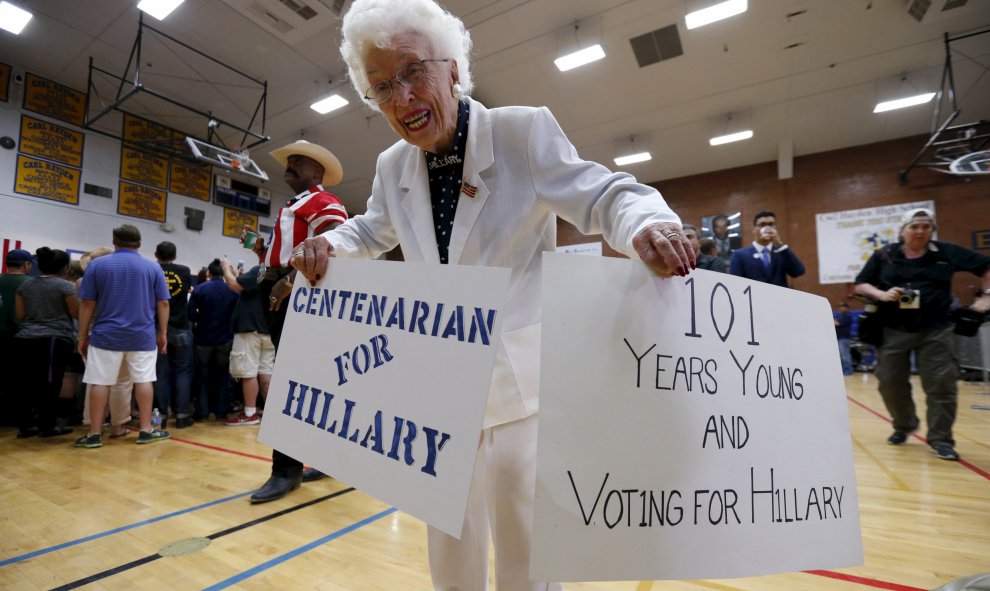 Seguidora durante la campaña por la candidata demócrata a la presidencia EE.UU., Hillary Clinton, en Phoenix. REUTERS/Mario Anzuoni