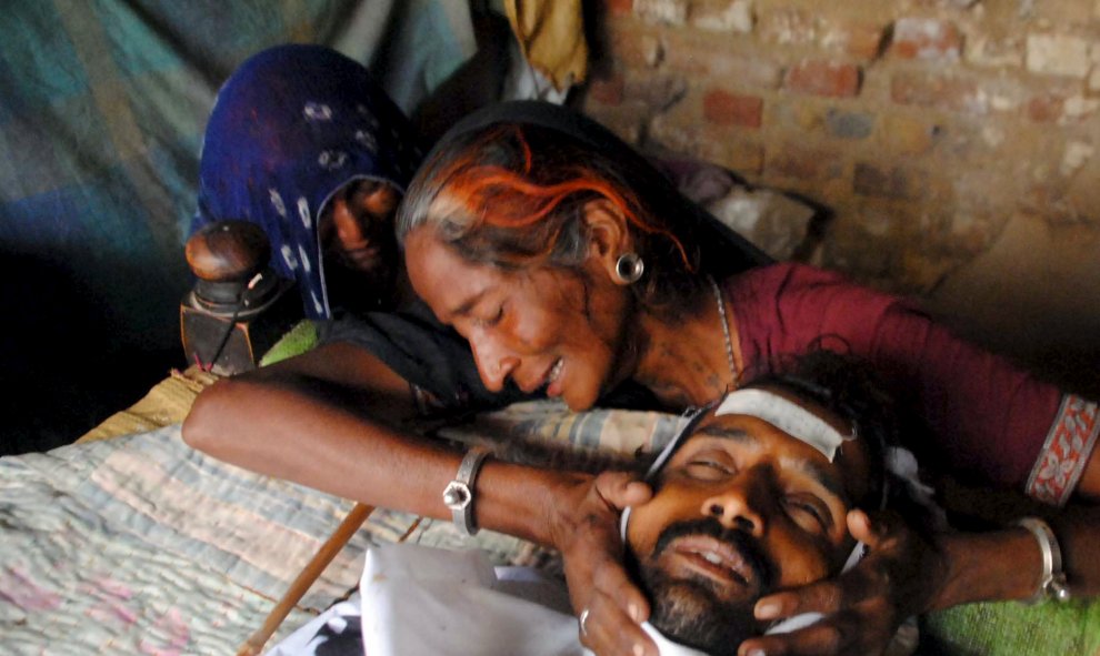 Una mujer llora la muerte de un hombre que murió tras consumir alcohol de contrabando en Pakistán. REUTERS/Akram Shahid
