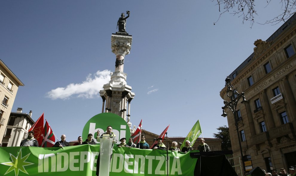 El portavoz de la Red Independentistak, Txutxi Ariznabarreta, durante su intervención al término de la manifestación convocada en Pamplona por la red Independentistak para conmemorar el Aberri Eguna. EFE/Jesús Diges