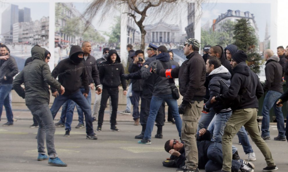 Enfrentamiento entre manifestantes y miembros de la ultraderecha en la plaza de la Bolsa en Bruselas. EFE/OLIVIER HOSLET