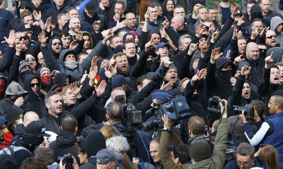 El grupo ultra en el momento de su irrupción en la manifestación en la plaza de la Bolsa de Bruselas. REUTERS/Yves Herman