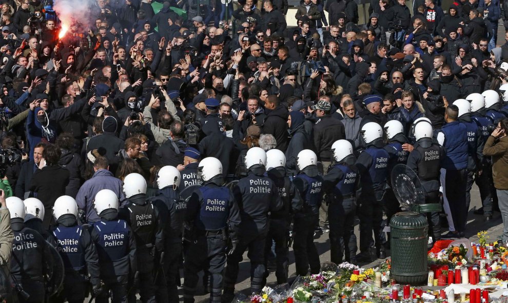 La Policía belga rodea a los radicales en el centro de Bruselas. REUTERS/Yves Herman