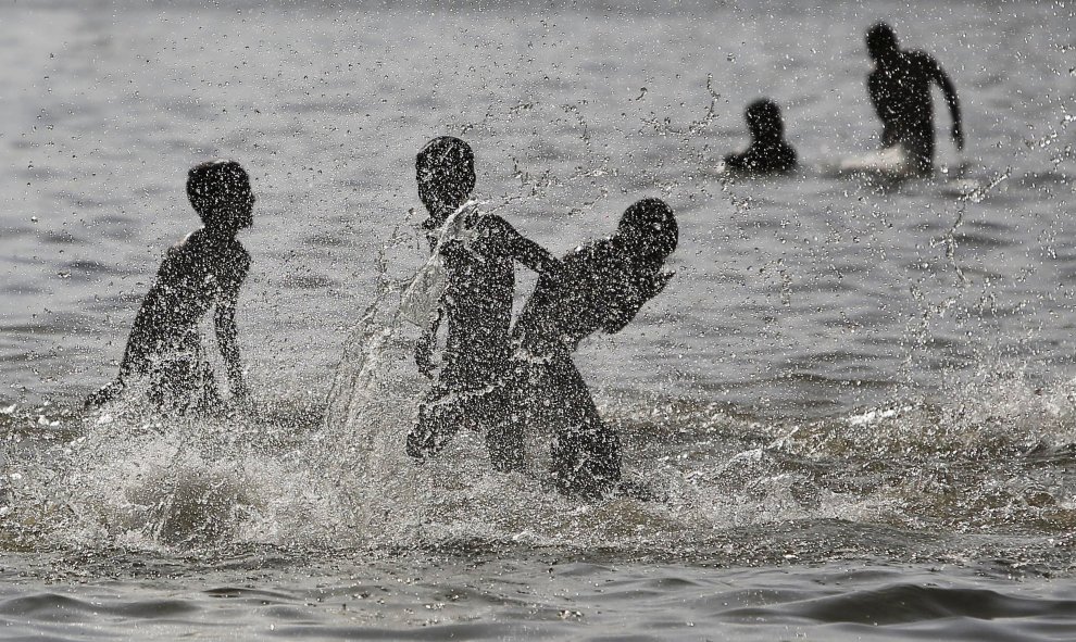 Unos jóvenes se dan un baño en un estanque de Nueva Delhi, India. REUTERS/Anindito Mukherjee