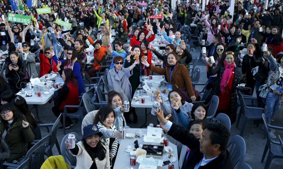 Turistas chinos disfrutan durante un evento organizado por una compañía china en un parque de Incheon, South Korea. REUTERS/Kim Hong-Ji