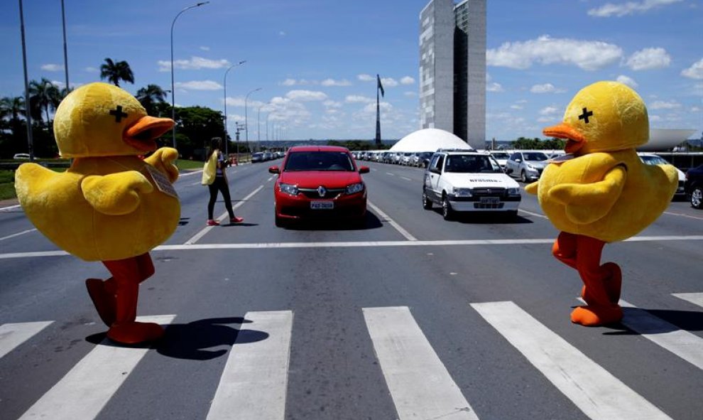 Más de 5.000 patos inflables puestos por la Federación de las Industrias del Estado de Sao Paulo (Fiesp), frente al Congreso Nacional en Brasilia (Brasil). EFE/Fernando Bizerra JR