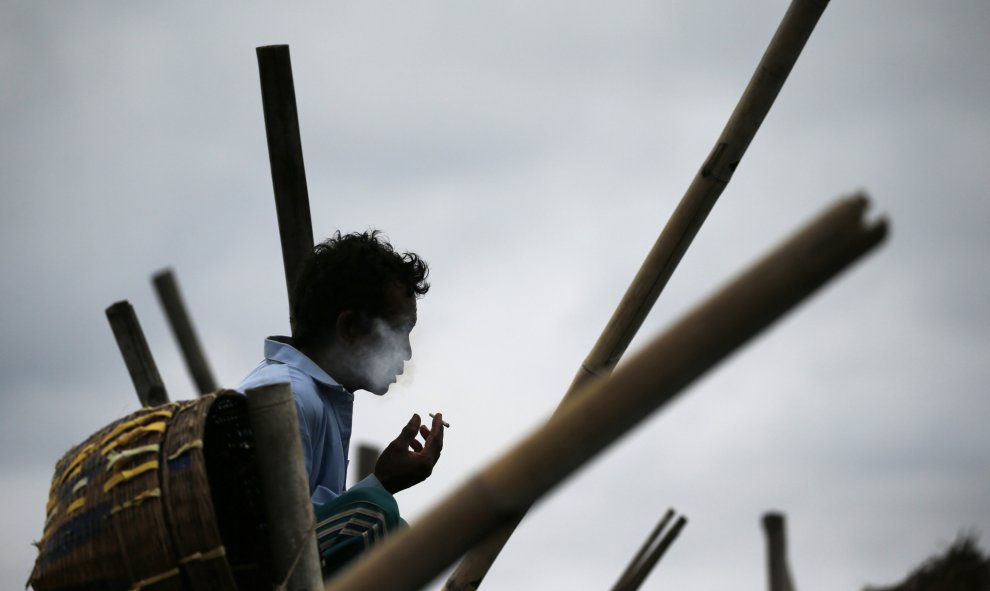 Un hombre fuma un cigarro en una humilde zona del norte de Jakarta, Indonesia. REUTERS/Beawiharta