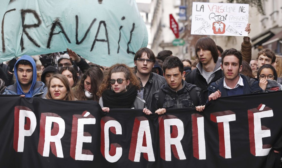 Universitarios franceses asisten a una manifestación en contra de la propuesta de la legislación laboral francesa. REUTERS