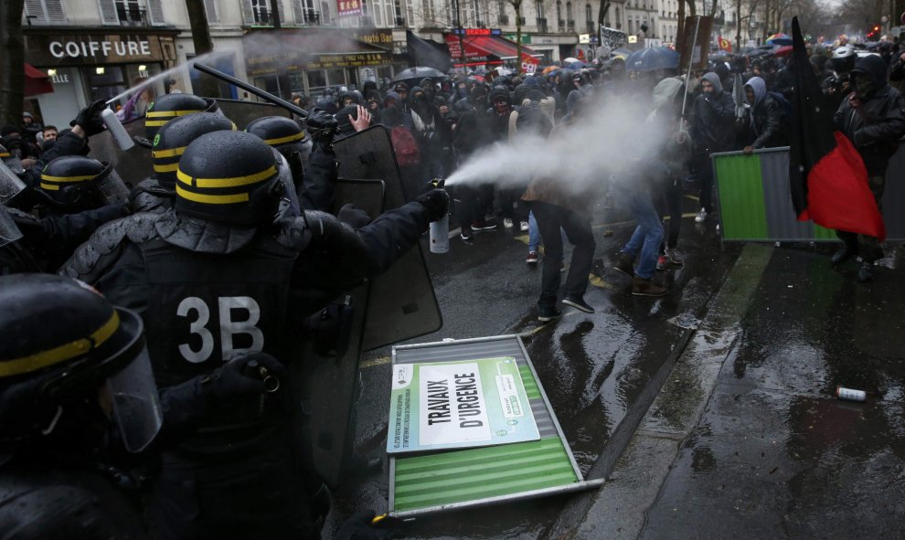Los antidisturbios franceses ​​utilizan gases lacrimógenos con los estudiantes que se manifiestan en contra de la reforma laboral francesa en París, Francia./ REUTERS / Benoit Tessier