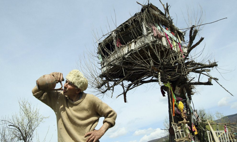 Panta Perovic, de 65 años, bebe de una tinaja junto a su casa-árbol, localizada a las afueras de la ciudad de Pirot (Serbia). Hasta la década de los 90, Perovic trabajó en Francia como mecánico de buques de carga, pero decidió regresar a Serbia después de