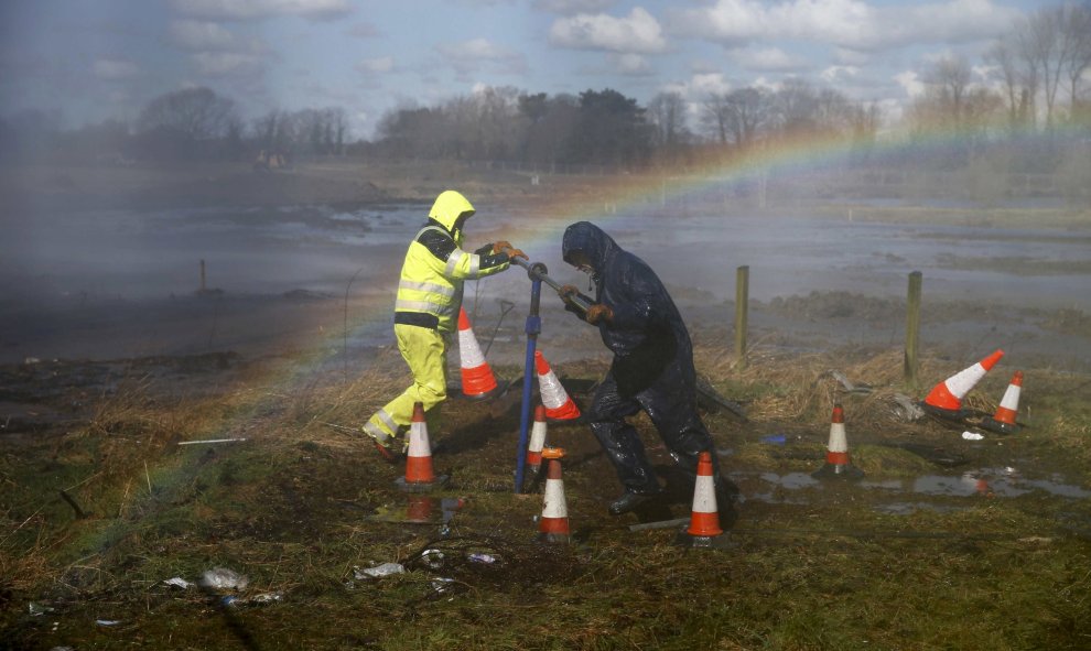 Se forma un arco iris mientras los trabajadores tratan de arreglar una cañería en Halewood, en Liverpool, Reino Unido 31 de marzo de 2016. REUTERS / Phil Noble