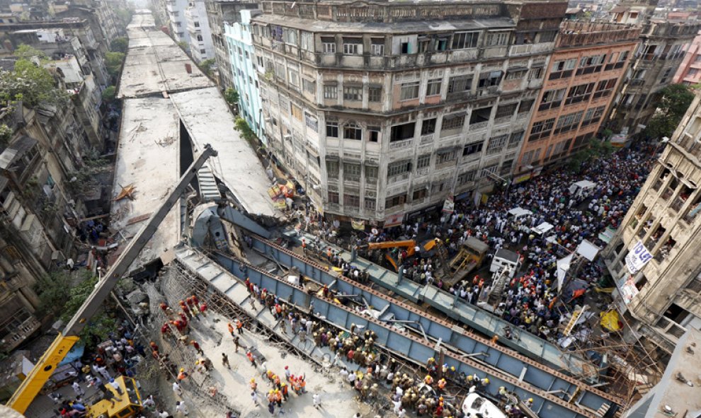 Al menos 19 muertos y decenas de atrapados al derrumbarse un puente en India./REUTERS