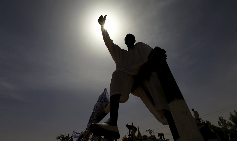 Seguidores observan mientras el presidente de Sudán, Omar Hassan al-Bashir se dirige a la multitud durante un acto de campaña en Al Fashir, en Darfur del Norte. REUTERS/Mohamed Nureldin Abdallah