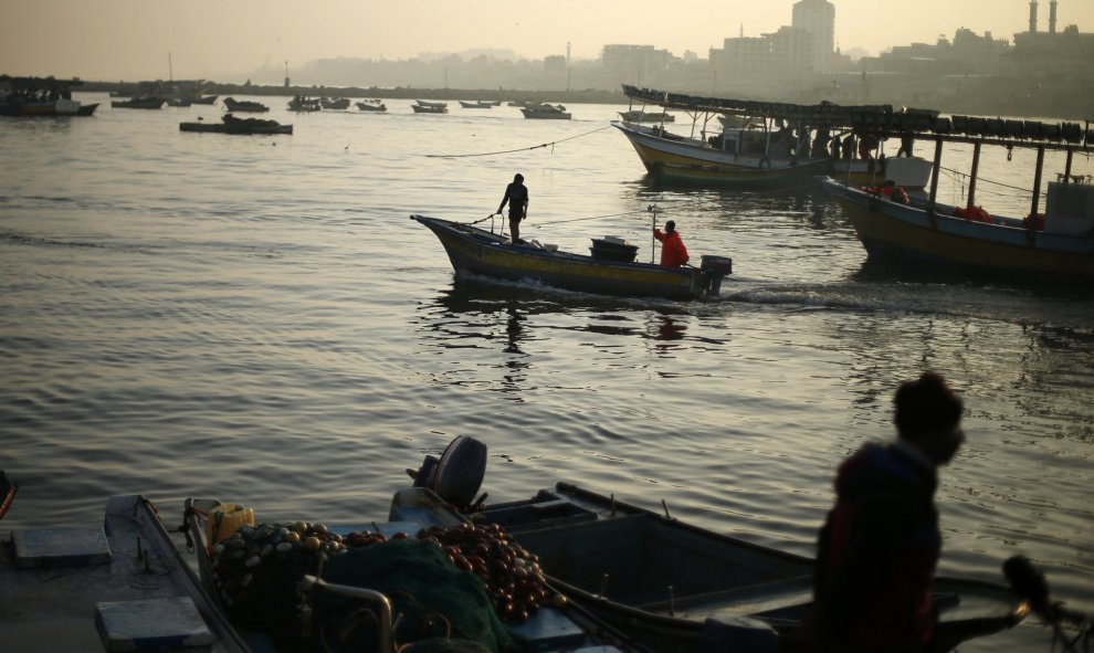 Los pescadores palestinos viajan en barco por el puerto marítimo de Gaza. REUTERS/Suhaib Salem