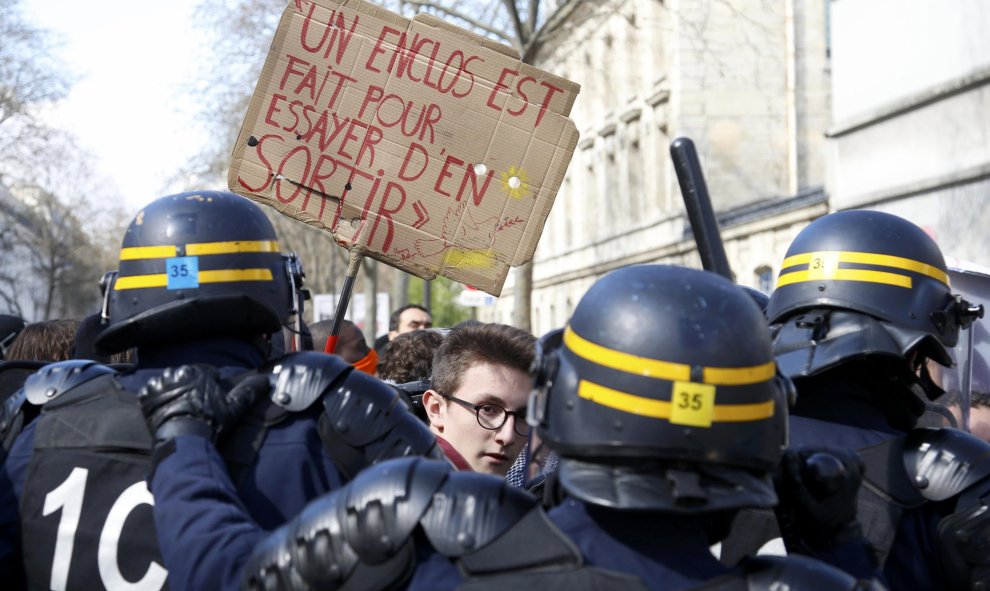 Incidentes en París en la protesta estudiantil contra la reforma laboral.- REUTERS