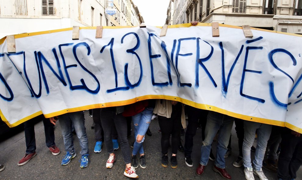 Estudiantes participan en una protesta contra la reforma laboral en Marsella (Francia). EFE/Guillaume Horcajuelo