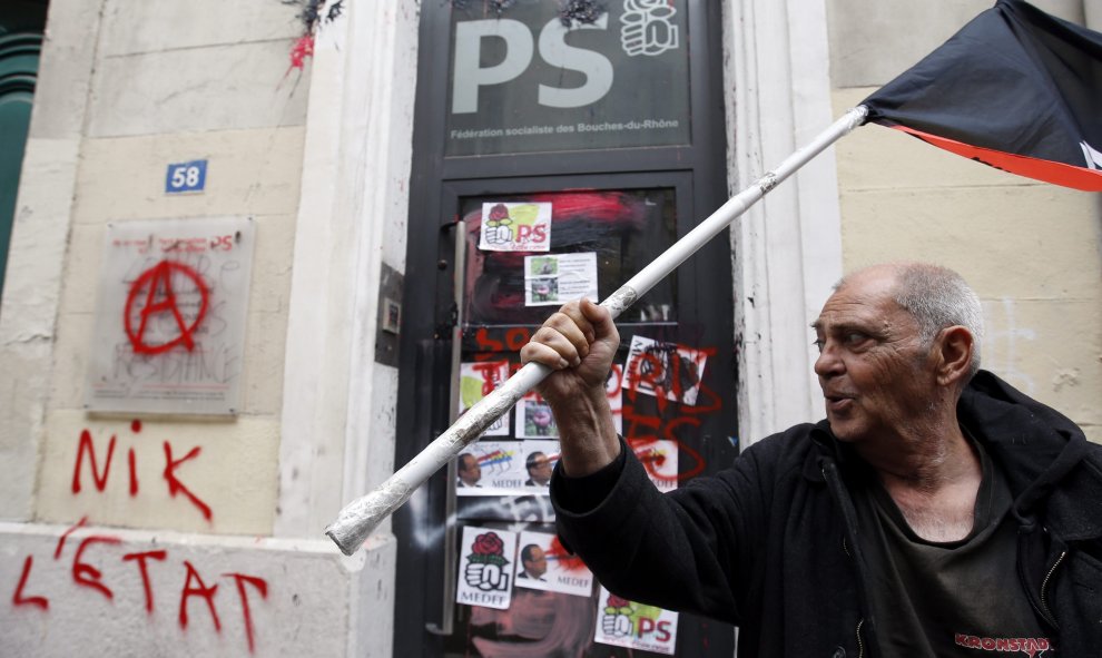 Un hombre participa en una protesta estudiantil contra la reforma laboral de Hollande en Marsella (Francia). EFE/Guillaume Horcajuelo