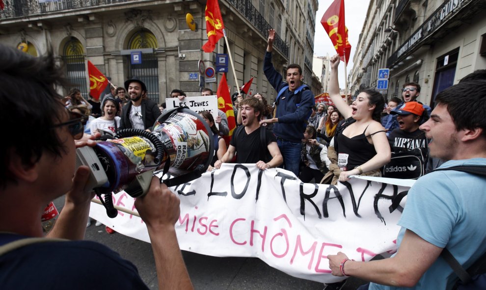Estudiantes participan en una protesta contra la reforma laboral en Marsella. EFE/Guillaume Horcajuelo