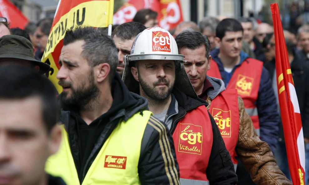 Representantes sindicales han partidopado en la protesta estudiantil contra la reforma laboral en Marsella. EFE/Guillaume Horcajuelo