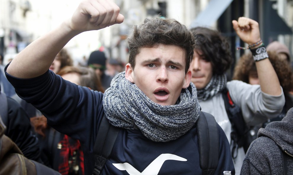 Estudiantes participan en una protesta contra la reforma laboral en Marsella. EFE/Guillaume Horcajuelo