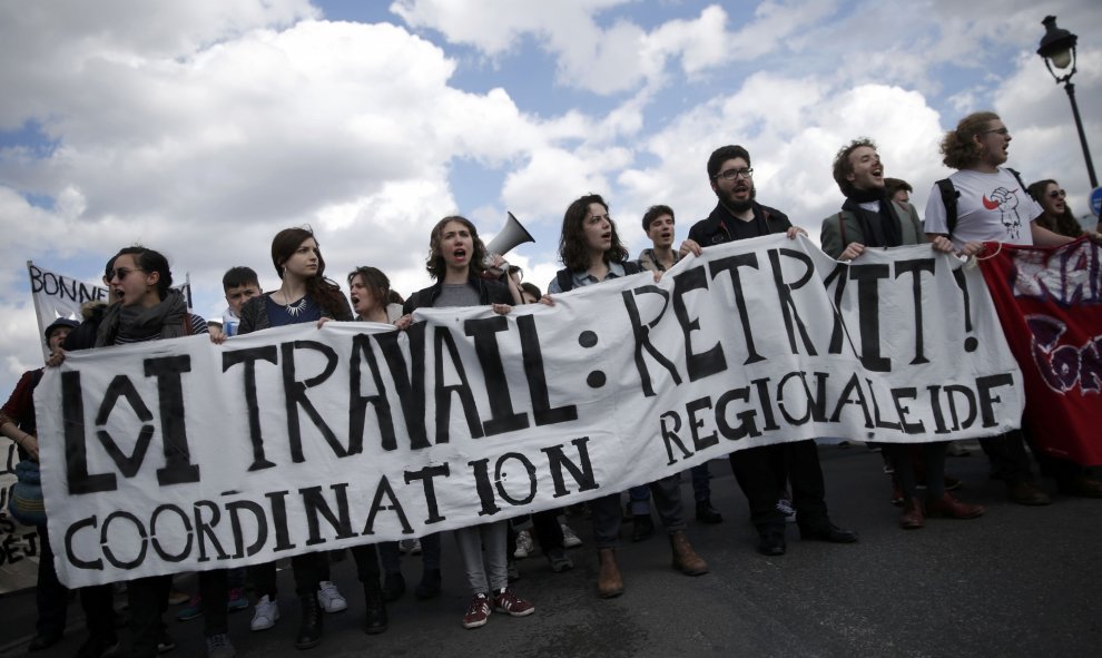 Estudiantes participan en una protesta contra la reforma laboral en París.  REUTERS/Christian Hartmann