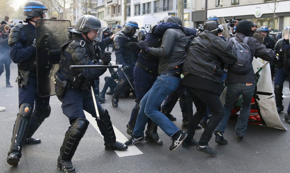 Manifestantes se enfrentan a la policía durante una protesta contra la reforma laboral del presidente, François Hollande, en París. EFE/ETIENNE LAURENT