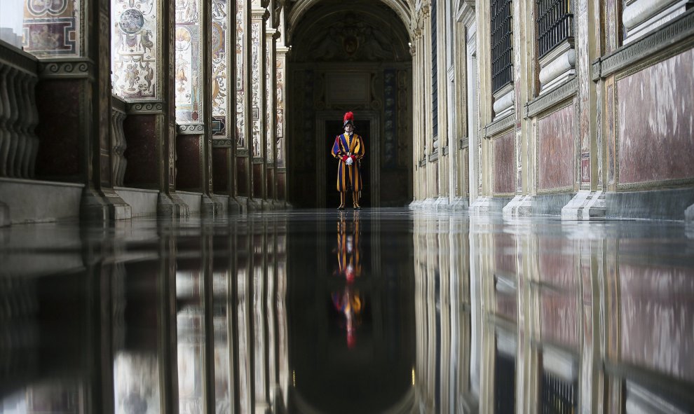 Un guarda suizo hace guardia en el Vaticano. REUTERS/Alessandro Di Meo