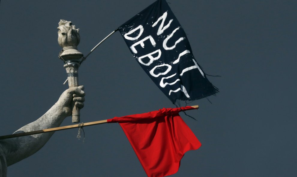 Banderas en la Plaza de la República durante la Nuit Debout en Paris. REUTERS/Philippe Wojazer