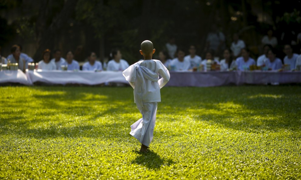 Un niño camina en el centro de meditación Sathira-Dhammasathan budista durante el festival de Songkran en Bangkok, Tailandia. REUTERS/Athit Perawongmetha