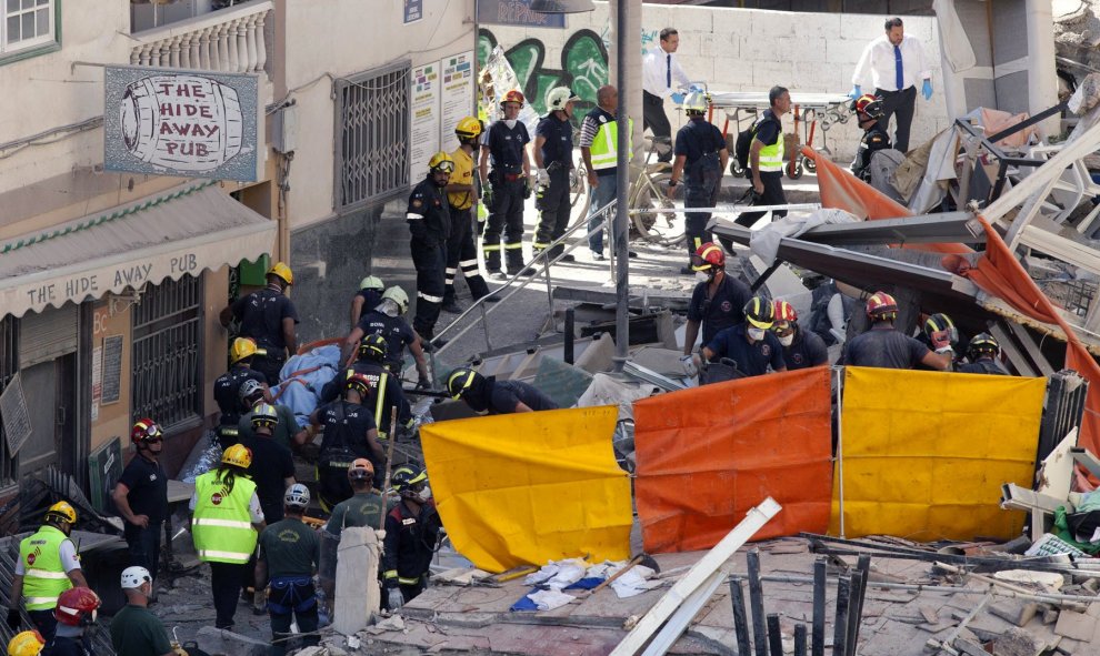 Efectivos de la Unidad Militar de Emergencia (UME) y los Bomberos recuperan el cadáver de una mujer que ha sido localizado entre los escombros del edificio que se ha derrumbado en la localidad tinerfeña de Los Cristianos, en el municipio de Arona. EFE/Ram