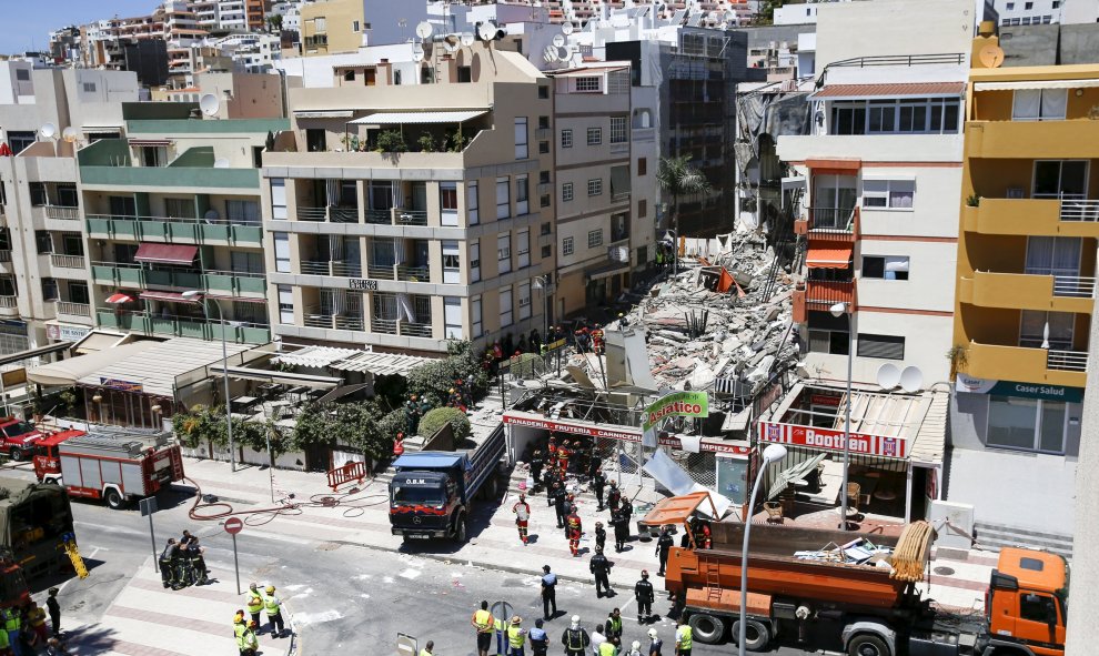 Imagen del edificio de Los Cristianos (sur de Tenerife) que se ha derrumbado parcialmente este jueves. REUTERS/Santiago Ferrero
