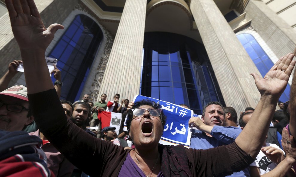Activistas egipcios gritan consignas contra el presidente Abdel Fattah al-Sisi y su gobierno, durante una manifestación en frente del Sindicato de Prensa de El Cairo. REUTERS/Mohamed Abd El Ghany